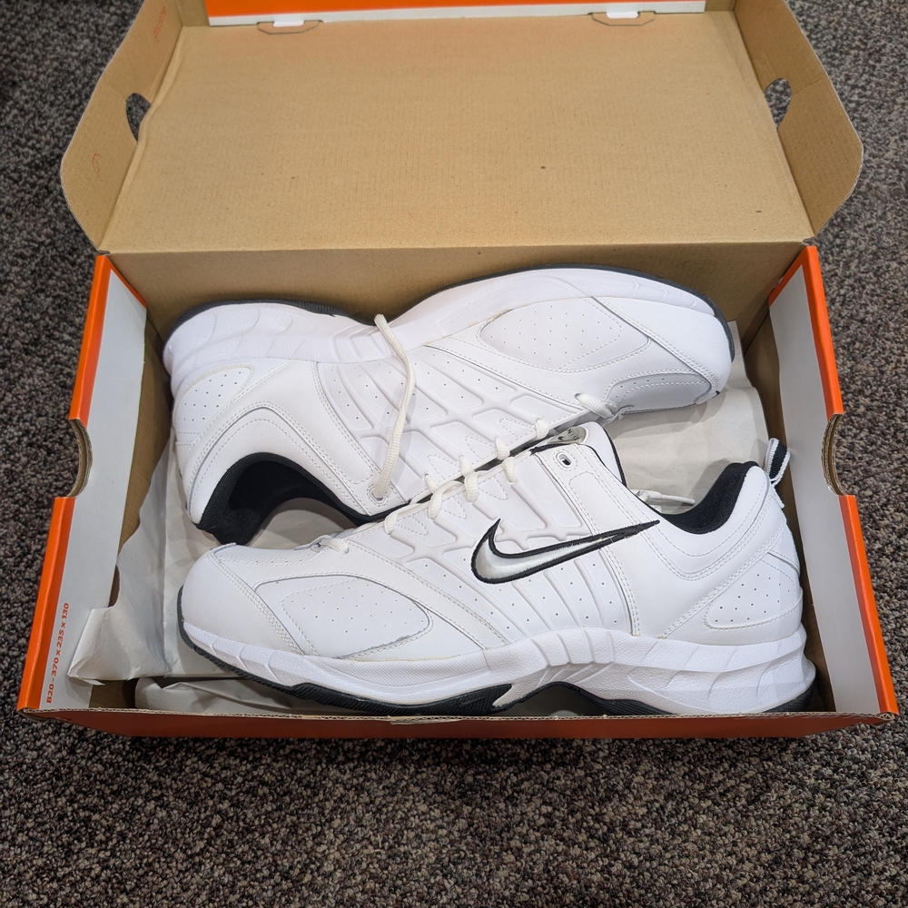 Nike White and Black Athletic Shoes - Picture 2 of 7
